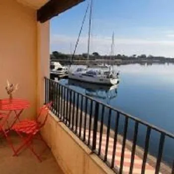 Holiday home Maison Unique Au Bord De L'eau Sur L'ile De La Marina